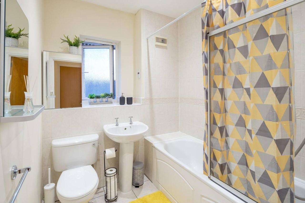Cozy 2 Bed Flat Walking Distance From Excel Londra